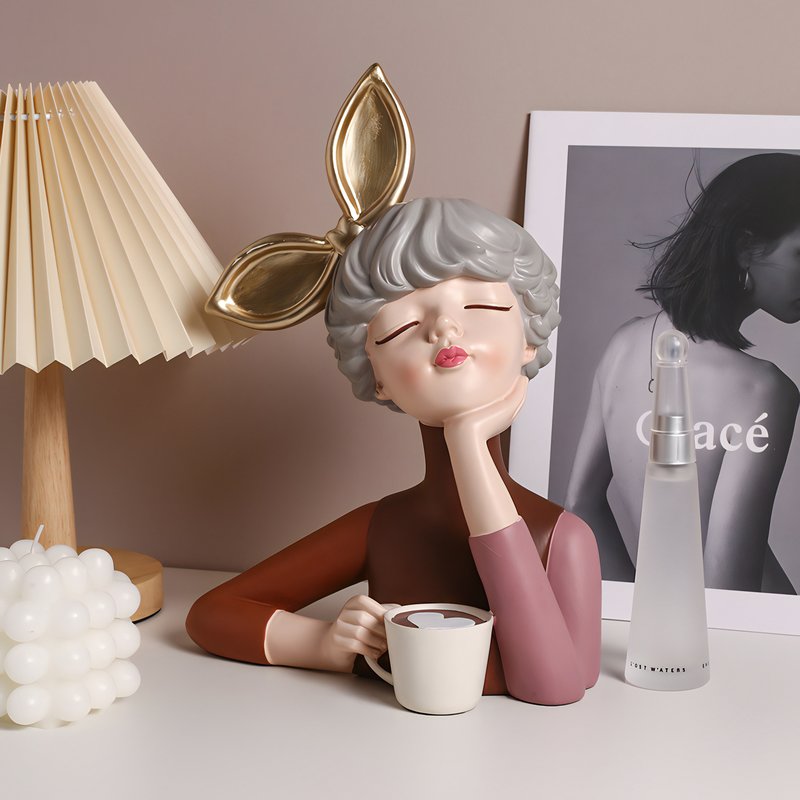 Statue pop art femme à la tasse de café