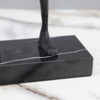 Sculpture homme à la flèche abstrait noir en métal