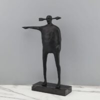 Sculpture homme à la flèche abstrait noir en métal