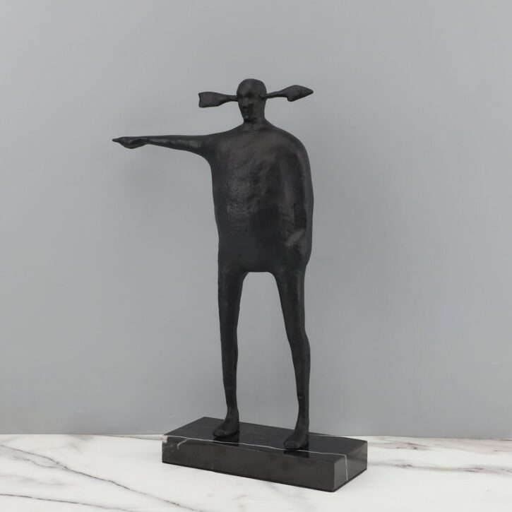 Sculpture homme à la flèche abstrait noir en métal